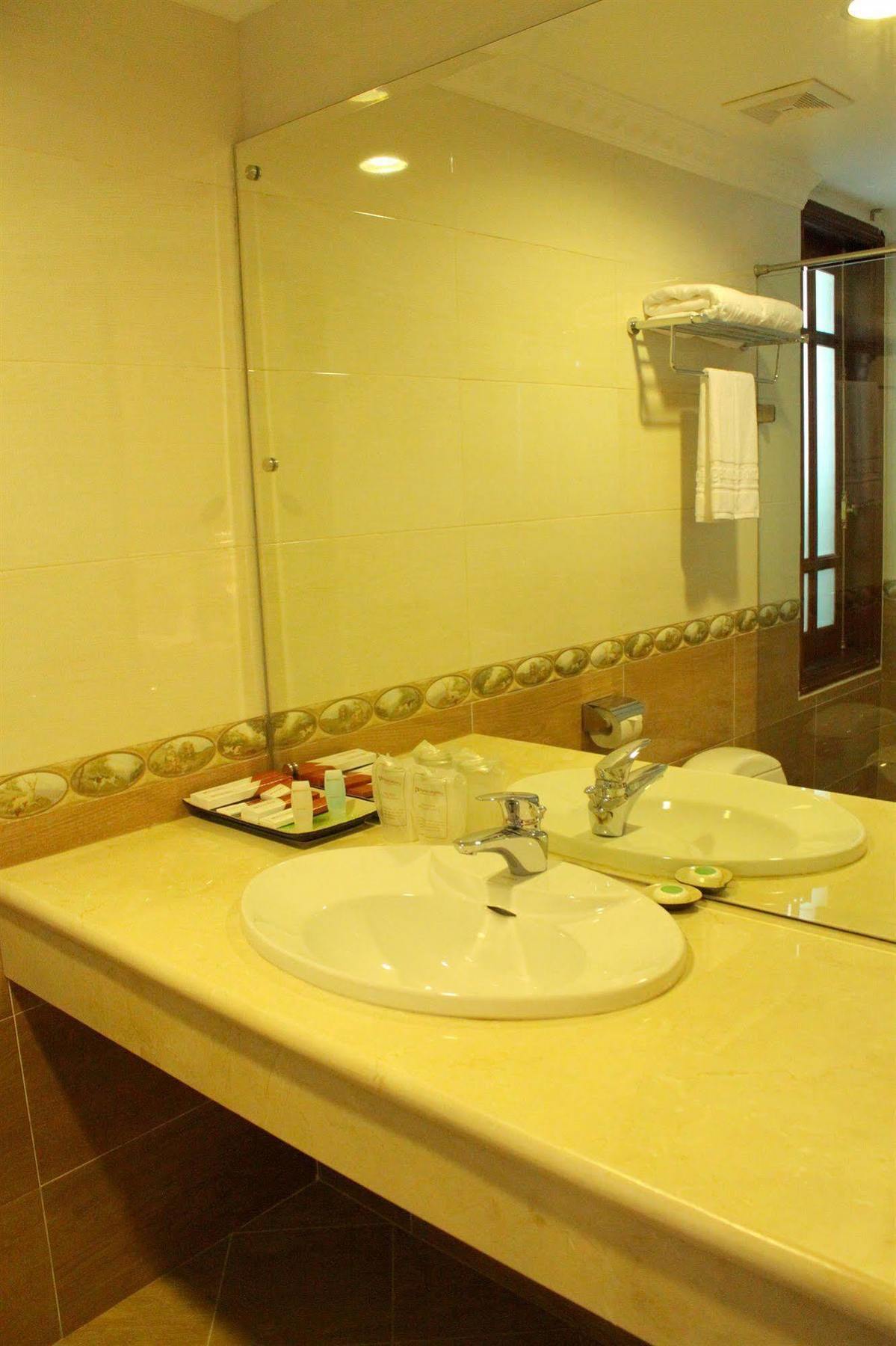 Hotel Legacy - Hang Bac 3*